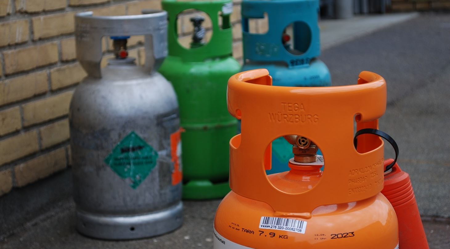 billedet viser fire beholdere med k�lemidler